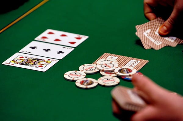 Những chiến thuật chơi không thể thiếu trong game Poker