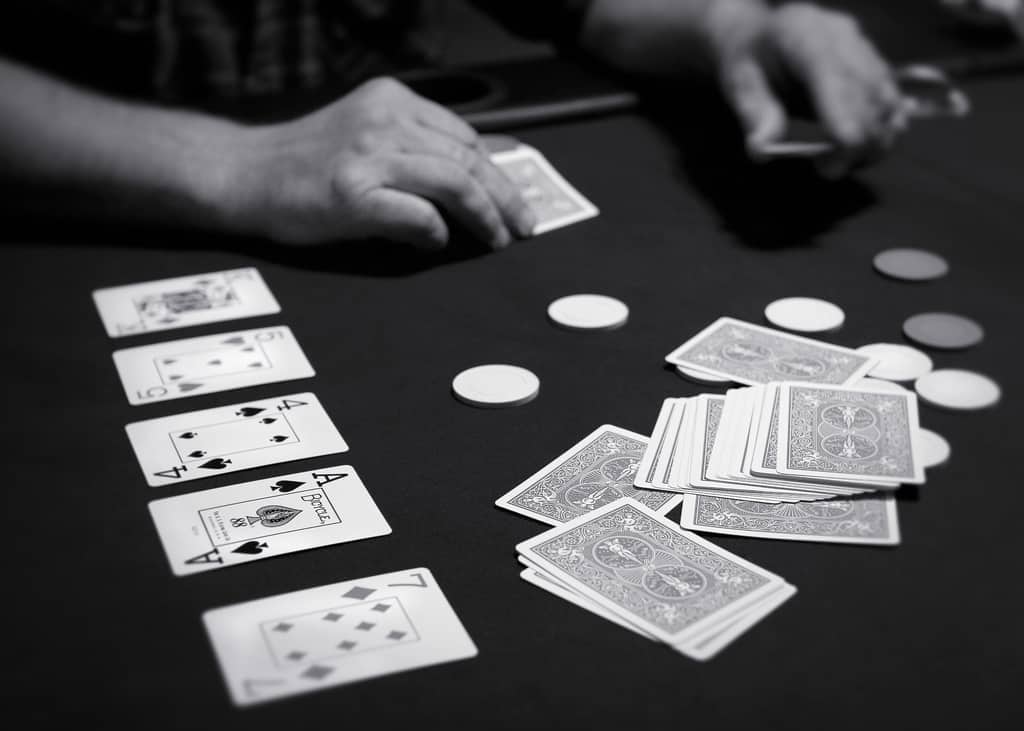 Kiến thức nhập môn bài Poker và cách luyện tập bộ môn này
